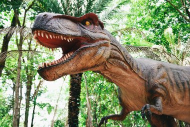 Orman parkındaki dinozor heykeli / Tyrannosaurus rex