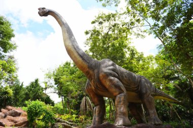 Orman parkındaki dinozor heykeli / Diplodocus, Mamenchisaurus