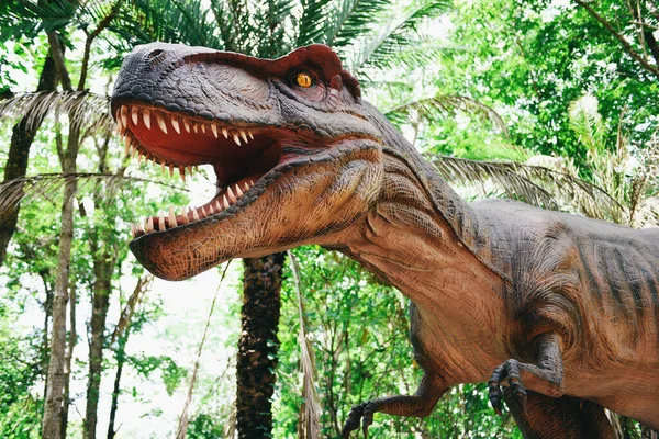 Estátua Dinossauro Parque Florestal Tyrannosaurus Rex — Fotografia de Stock