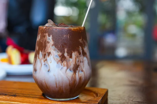 Bebida Cacau Chocolate Saboroso Batido Leite Com Cacau Gelo Vidro — Fotografia de Stock