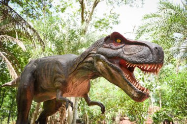 8 Ağustos 2020 Nong Bua Lam Phu Tayland: Orman parkındaki dinozor heykeli / Tyrannosaurus rex