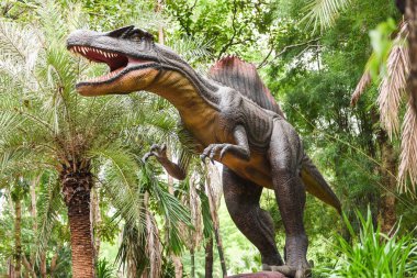8 Ağustos 2020 Nong Bua Lam Phu Tayland: Orman parkındaki dinozor heykeli / Spinosaurus dinozoru veya dikenli kertenkele