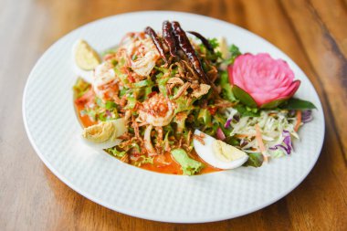 Kanatlı fasulye salatası baharatlı haşlanmış yumurta ve karides karides deniz ürünleri salatası Tayland yemeği.