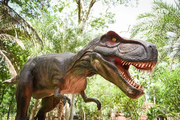8 Ağustos 2020 Nong Bua Lam Phu Tayland: Orman parkındaki dinozor heykeli / Tyrannosaurus rex