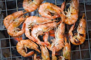 Fırında karides ızgara deniz ürünleri ve ızgara ızgarada yanmış karides. 