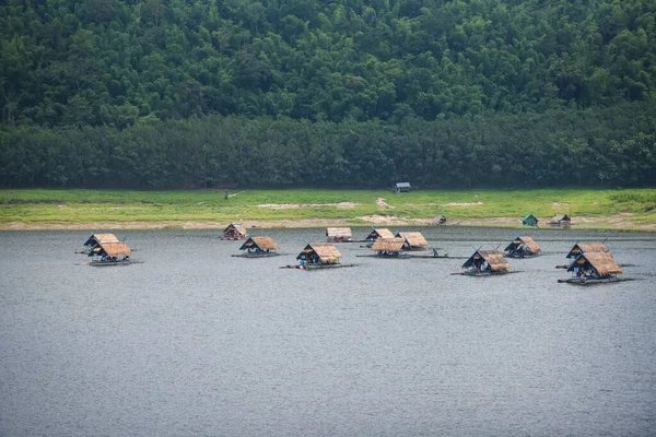 Landschaft Aus Flussbergen Und Bambus Hausboot Floß Ufer Eines Sees — Stockfoto