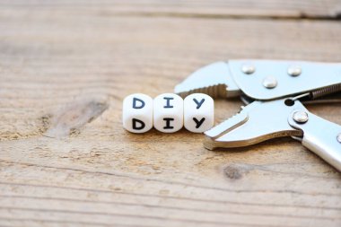 diy araçları kavramı / çalışma araçları ile düz çene kilitleme pense ve ahşap DIY