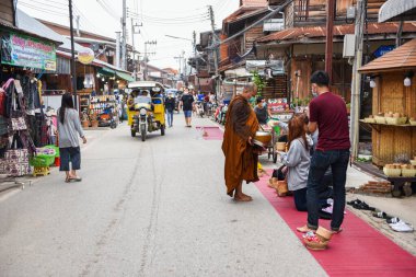 Chiang Khan Loei Tayland - 13 Eylül 2020: Chiang Khan 'da turistler antik toplulukta geziyorlar ve tatilde alışveriş yapıyorlar. 