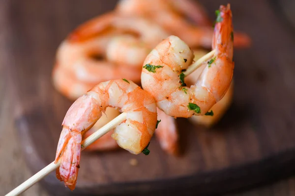 Salad Grilled Shrimp Skewers Delicious Seasoning Spices Appetizing Cooked Shrimps — Stock Photo, Image