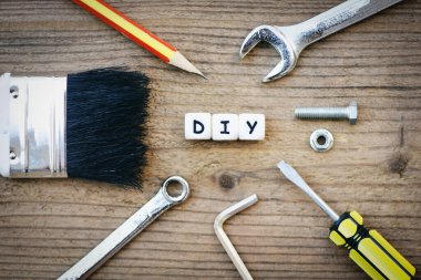 diy araçları kavramı / çalışma araçları ingiliz anahtarı tornavida fındık ve cıvatalar boya fırçası ve ahşap DIY blog