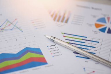 Kağıt iş belgesi finans tablosu ve kalem / iş raporu grafikleri hazırlayan grafikler üzerinde İstatistik çemberi pasta tablosundaki özet rapor