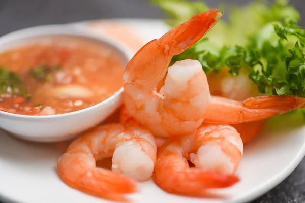 Shrimp Köstliche Würze Gewürze Auf Weißem Teller Appetitlich Gekochte Garnelen — Stockfoto