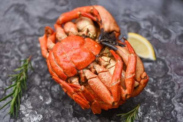 海鮮貝蒸しタラバガニまたはゆでガニ 新鮮なカニの具材レモンローズマリー — ストック写真