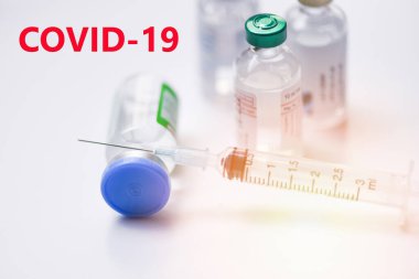 COVID-19 araştırma aşısı ve tedavi konsepti / ilaç şişeleri cam şırınga enjeksiyonu için beyaz arka plan ilaç şişesi ekipmanları hemşire veya doktor için tıbbi araç 