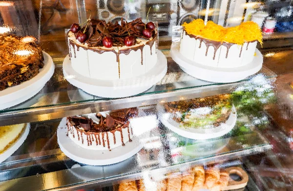Gateau En Vitrine Plateau Gateau En Verre Affichage A La Boulangerie Patisserie Magasin Vitrine Avec Bonbons Gateaux Au Chocolat Mise Au Point Selective Patisseries Cas Stock Photo Gateau En Vitrine Plateau Gateau En Verre Affichage A La Boulangerie Patisserie Magasin Vitrine Avec Bonbons Gateaux Au Chocolat Mise Au Point Selective Patisseries Cas Stock Photo