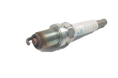 Eski beyaz bir arka plan üzerinde izole bujiler