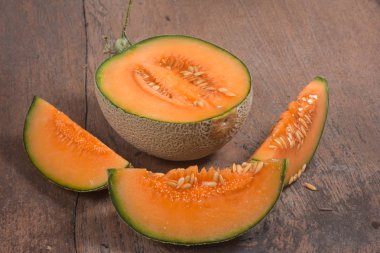 ahşap arka plan üzerinde izole kavun karpuz meyve