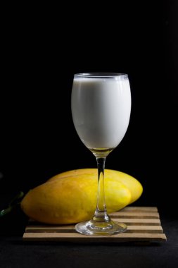 Soya süt ve soya tohumu siyah arka plan üzerine izole etmek