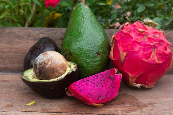 Viola Drago Frutta Avocado Frutta Sfondo Tavolo — Foto Stock