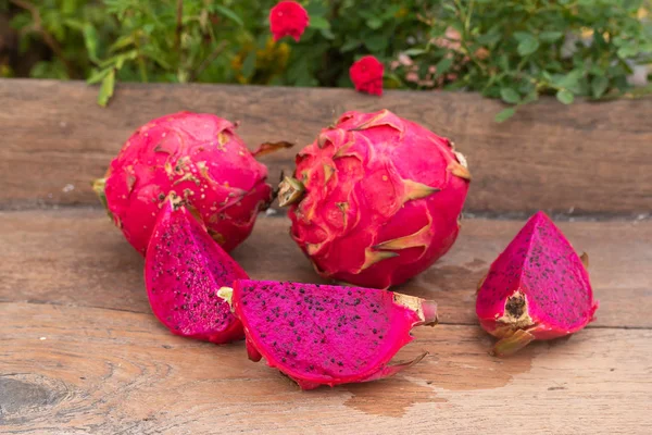 Paarse Dragon Fruit Tabel Hout Natuur Achtergrond — Stockfoto