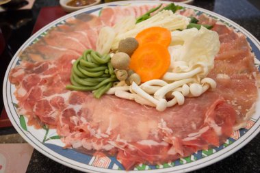 Daha önce pişirme sebze ile dilimlenmiş domuz