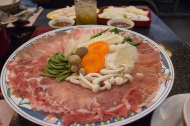 Daha önce pişirme sebze ile dilimlenmiş domuz