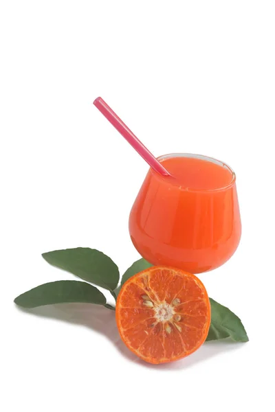 Είναι Χυμός Πορτοκαλιού Στο Ποτήρι Φρέσκο Πορτοκάλι Απομόνωση Λευκό — Φωτογραφία Αρχείου