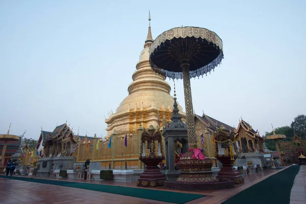 Wat Phra ki Hariphunchai(temple): lamphun yılında rahipler ile dua