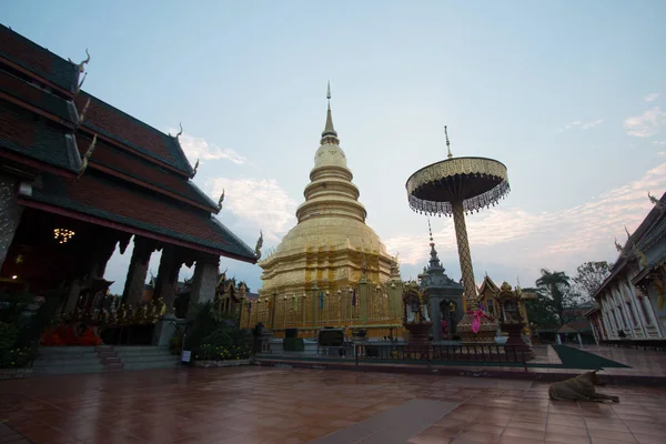 Wat Phra ki Hariphunchai(temple): lamphun yılında rahipler ile dua