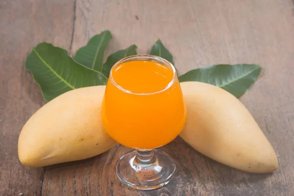 Gele Verse Mango Bladeren Met Sap — Stockfoto