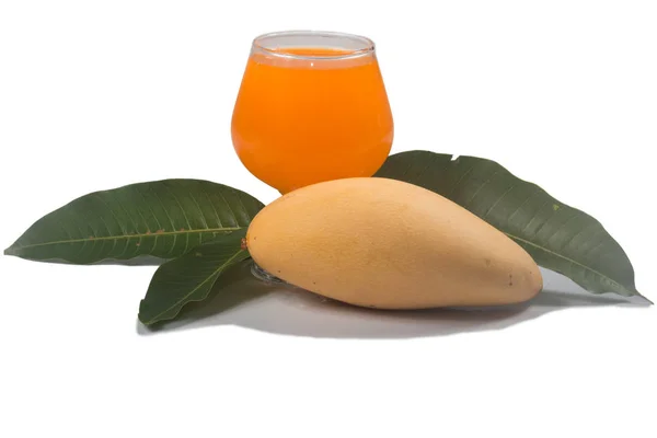 Yellow Fresh Mango Leaves Juice — Stock Photo, Image