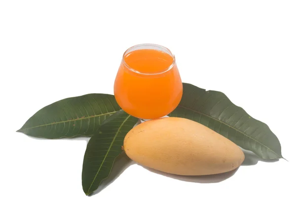 Mango Fresco Giallo Foglie Con Succo — Foto Stock