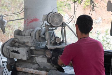 Alt matkap taş bir harç donanımları tarafından yapmak için