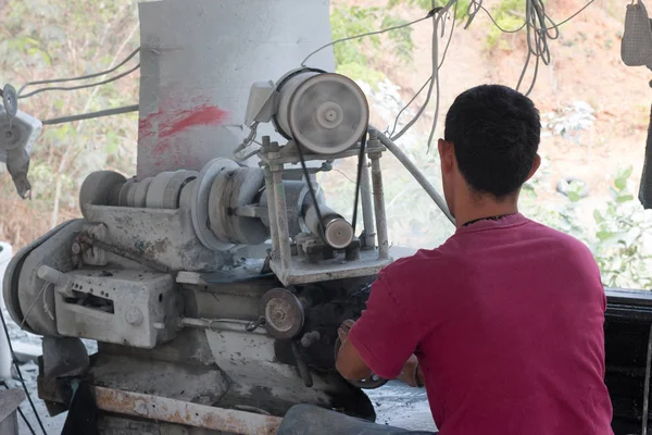 Pedra Broca Trabalhador Para Fazer Uma Argamassa Por Equipamento — Fotografia de Stock