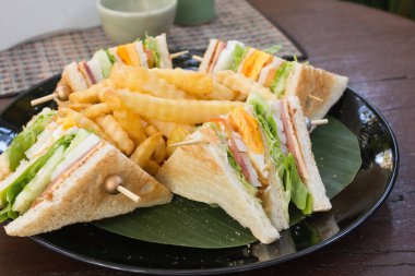 Tavuk ve domuz jambonlu sandviç marul ve soğan ile