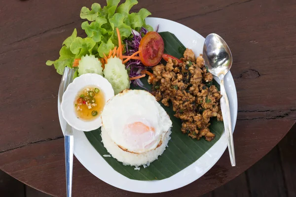 Tavada kızartılmış domuz eti ve fesleğen ve kızarmış Egg(Sunny side up ile tepesinde pirinç)