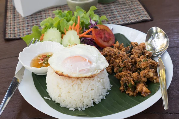 Zwieńczona Wieprzowe Smażone Bazylią Fried Egg Sunny Side Rice — Zdjęcie stockowe