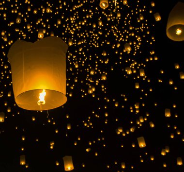 Gökyüzü fenerler, uçan fenerler, sıcak hava balonu Loy Krathong Festivali'nde Chiang Mai Tayland