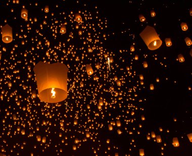 Gökyüzü fenerler, uçan fenerler, sıcak hava balonu Loy Krathong Festivali'nde Chiang Mai Tayland