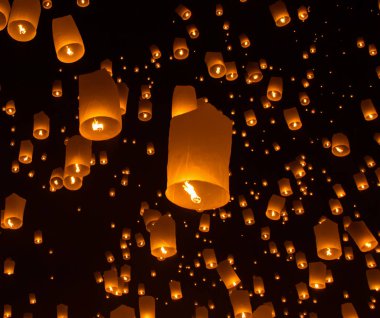 Gökyüzü fenerler, uçan fenerler, sıcak hava balonu Loy Krathong Festivali'nde Chiang Mai Tayland