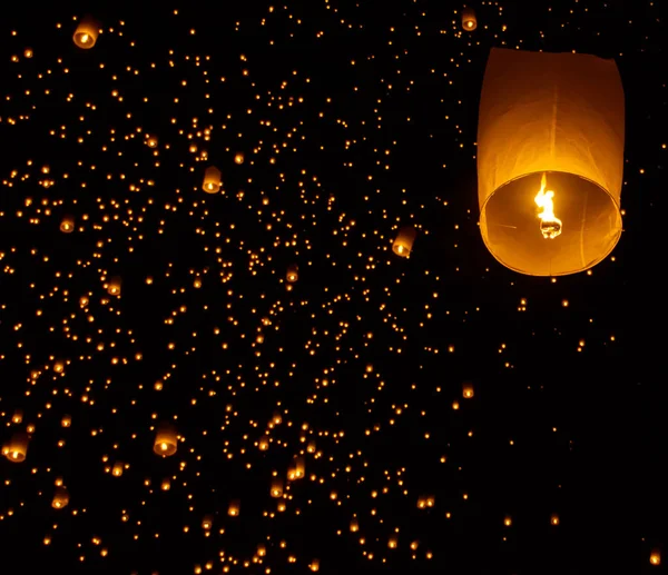 Gökyüzü fenerler, uçan fenerler, sıcak hava balonu Loy Krathong Festivali'nde Chiang Mai Tayland