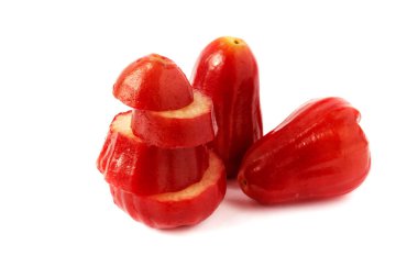 Taze kırmızı gül elma yarısı beyaz izole kesme