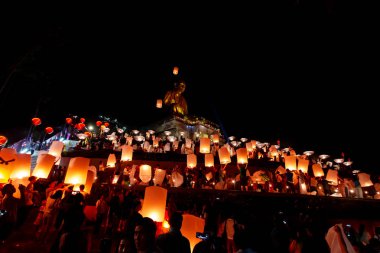 : Lamphun, Thailand November22, 2018: Loy krathong Festivali ile gökyüzü fenerler, uçan fenerler