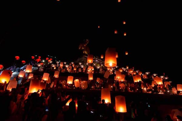 2018年11月22日 泰国南奔节 带天灯 飞行灯笼的 Loy Krathong — 图库照片