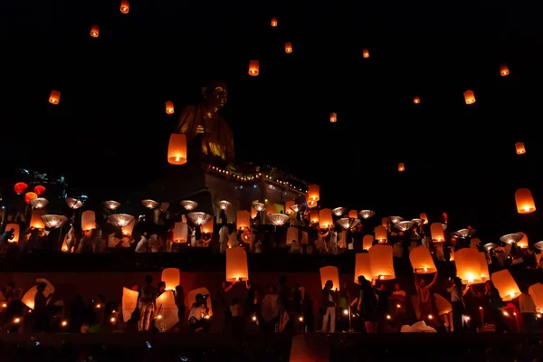 : Lamphun, Thailand November22, 2018: Loy krathong Festivali ile gökyüzü fenerler, uçan fenerler
