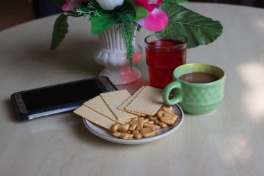 Kahve masa üzerinde çalışmak için sabahları ekmek ile