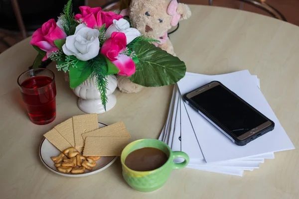 Kaffee Mit Brot Morgen Auf Dem Schreibtisch Zur Arbeit — Stockfoto