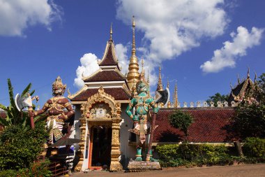 Tayland tapınak önünde duran dev heykel