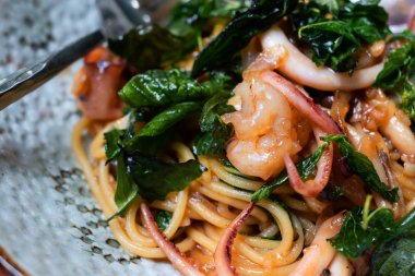 Deniz gıda spagetti koymak taze karides ve Yeşil fesleğen yaprağı