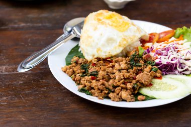 Kızarmış domuz eti ve fesleğenli pilav.